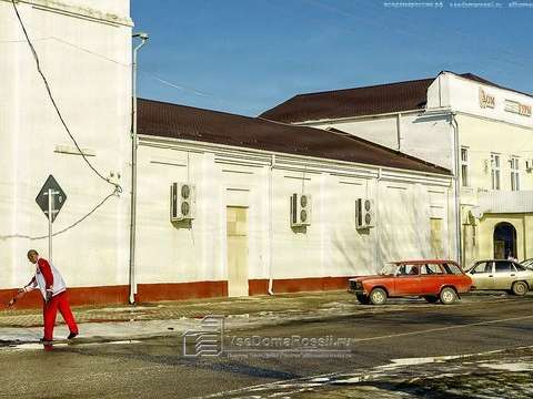 Belorechensk. То ли Дом культуры или физкультуры...то ли мусорят спортсмены или не культурные горожане.
