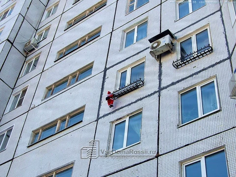 Togliatti. Here it's March, but this unlucky Santa can't still hand over a gift to a child living this flat.
