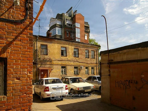 Samara. Старый центр Самары с большим трудом сдерживает уверенно шагающие Новострои.