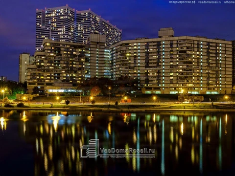 Chertanovo Severnoye, Moscow city. Magic brushstrokes and amazing coloring were chosen by the artist-nature for the reflection of the city