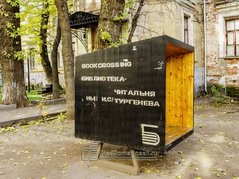 Basmanny district, Moscow city. Небольшая библиотека с комнатой для чтения есть во дворе дома №10 в Кривоколенном переулке.