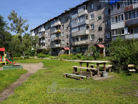 Novokuznetsk. Дворовая мебель двойного назначения - и место для настольных игр, и полоса препятствий.