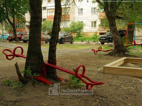 Ulyanovsk. Были времена активного строительства городов... В это время в одну яму качели ставили и дерево.