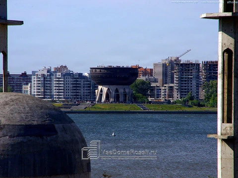 Kazan. Город постоянно строится - мечети и жилье.