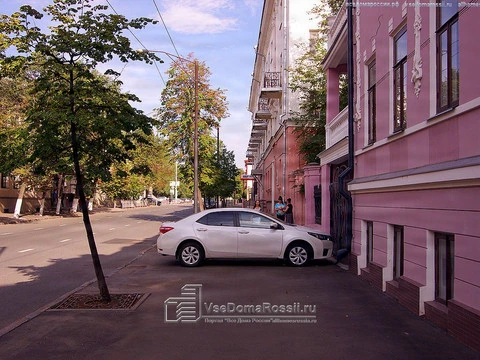 Kazan. Когда уже живешь в барском доме, то вопрос расположения автомобиля с заботой о пеших соседях не возникает.