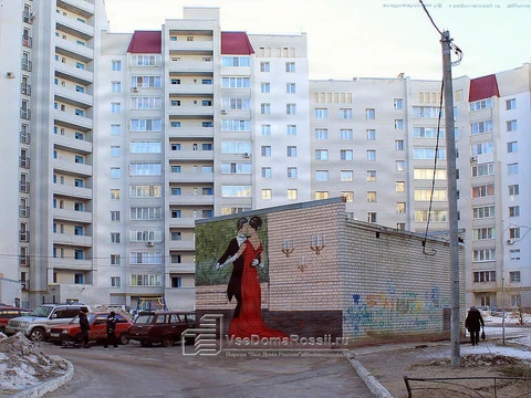 Saratov. Lady in red is always dancing in a courtyard of this house