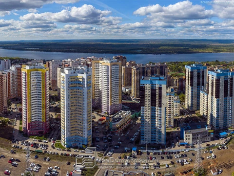Samara. Улица 5-я просека в Самаре. Как будто 33 богатыря вышли из Волги. Ну или уходят.