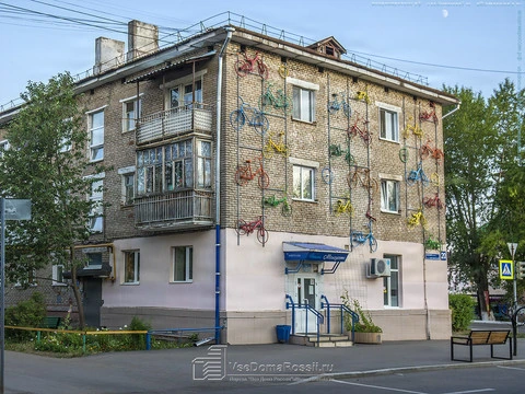 Neftekamsk. Арт-объект "Велосипеды" украшает стену одного из домов на центральной улице Нефтекамска.