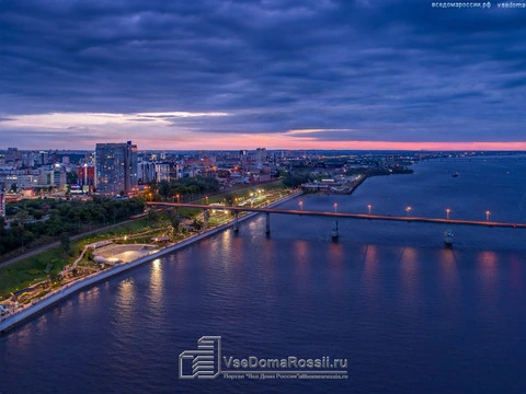 Perm. Коммунальный мост через Каму и набережная в Перми