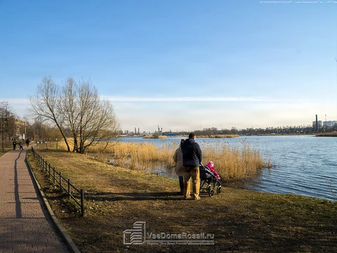 Nevsky district, Saint Petersburg. Ивановский карьер - крупнейший водоём Невского района Санкт-Петербурга. После разработки карьера в интересах Императорского фарфоровского завода и добычи песка карьер заполнился ключевой водой и стал снабжать питьевой водой жителей Невского и Фрунзенского районов.