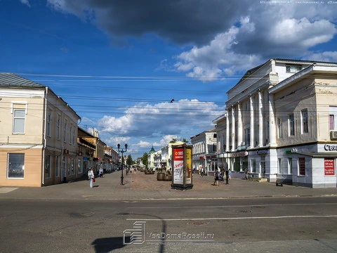 Tambov. Улица Коммунальная - частично пешеходная улица Тамбова. В 2023 году еще не является местом притяжения горожан и гостей города. Здесь всего пара ресторанов и один памятник "Тамбовская казначейша".