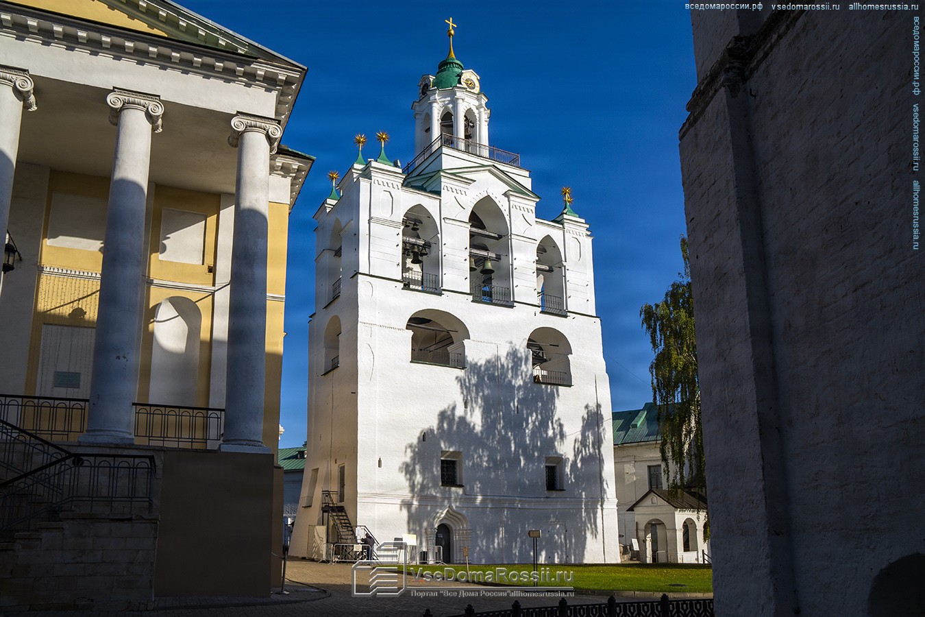 Ярославль. Звонница с церковью Печерской Богоматери Спасо-преображенского монастыря - один из символов города