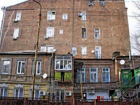 Rostov-on-Don. Похоже в этом доме жильцам самим пришлось устраивать окна к свету, а лестницы к небу.