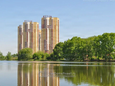 Yekaterinburg. Городская окраина - настоящий живописный рай для жителей этих домов и художников.