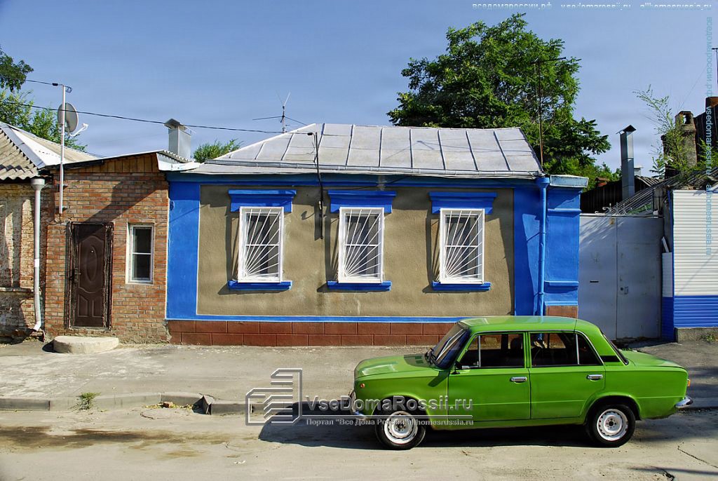 Rostov-on-Don. Настоящая картина из семидесятых - скромный дом и Жигули во дворе.