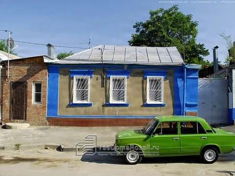 Rostov-on-Don. Настоящая картина из семидесятых - скромный дом и Жигули во дворе.