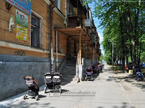 Yekaterinburg. Уже с детства молодежь приучается парковаться во дворах достаточно хаотично.