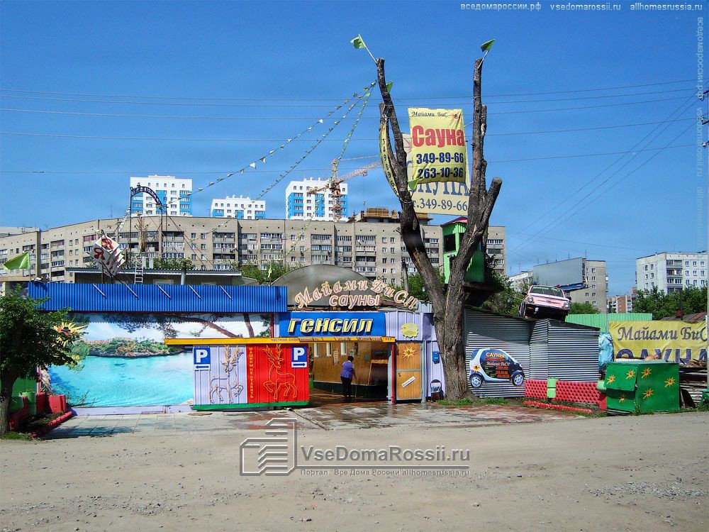 Novosibirsk. Architectural and advertizing chaos blows up peoples' brain like hot steam