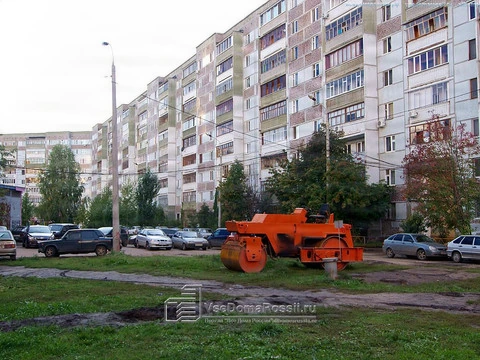 Kazan. Вся жизнь по асфальту. А так хочется босыми ногами по траве!
