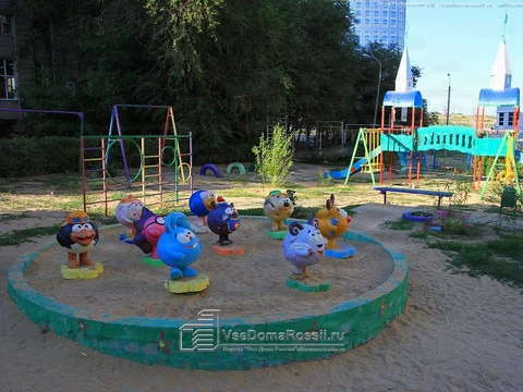 Volgograd. На улице Хиросимы высадка Смешариков в песочницу завершена в полном составе.