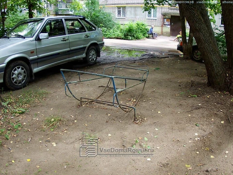 Ivanovo. In one of the city yards of Ivanovo city residents of the house have the real artifacts of children’s play structures