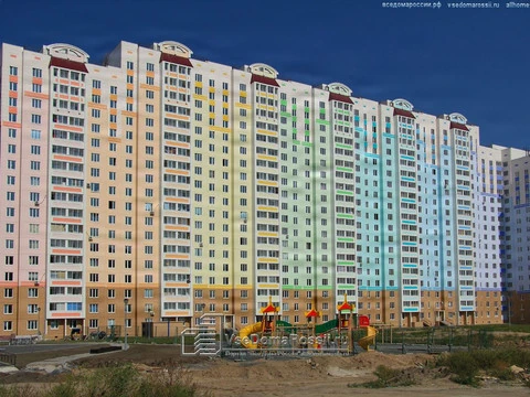 Rostov-on-Don. Современная застройка Ростова превращает знойные степи в радужные форты со стремящимися в небо неприступными стенами.
