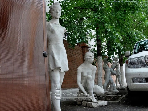 Samara. Figure in the foreground: "Look together with the children at dream of each Soviet school student!"