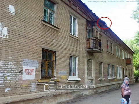 Samara. Walking along this house is getting dangerous. It’s time to write one more worning on the wall! Volskaya St., 64