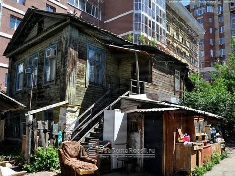 Samara. The terrible pictures of city life can be seen in the city center. Samara, Alexey Tolstoy Street, 67