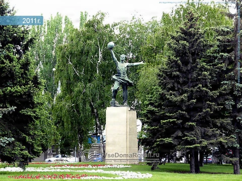 Ростов-на-Дону, Шолохова проспект, скульптура — фото 2011 года